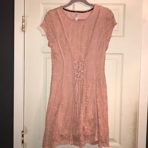 Peach lace cinched-waist dress 🧡